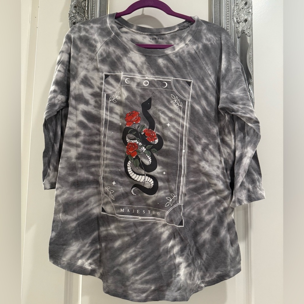 Torrid Plus Size 00 Majestic Gray Tie-Dye Long Sleeve with Tarot Snake Graphic